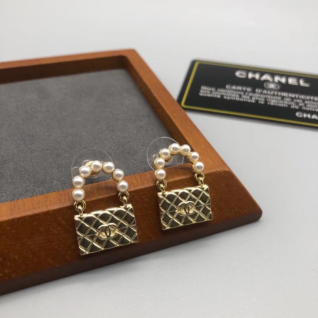 CHANEL Personalized Creative Pearl Bag Earrings