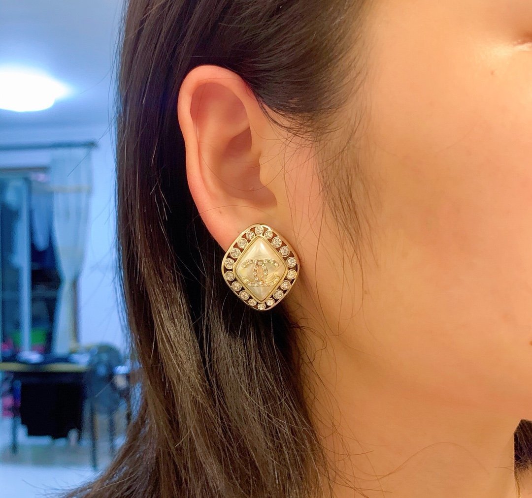 CHANEL Fashion Double C Diamond Pearl Earrings