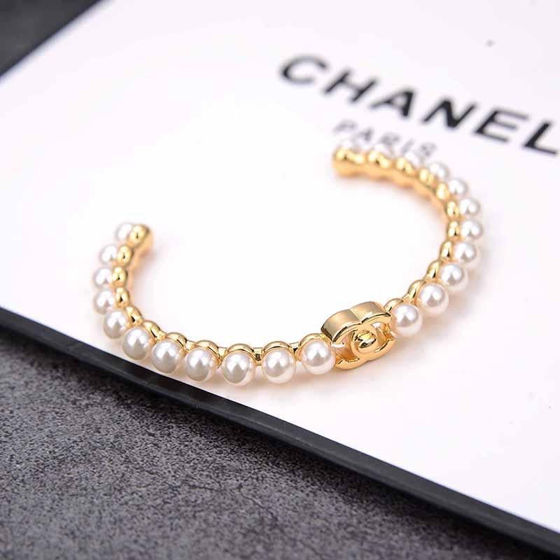 CHANEL Elegant Pearl Bracelet
