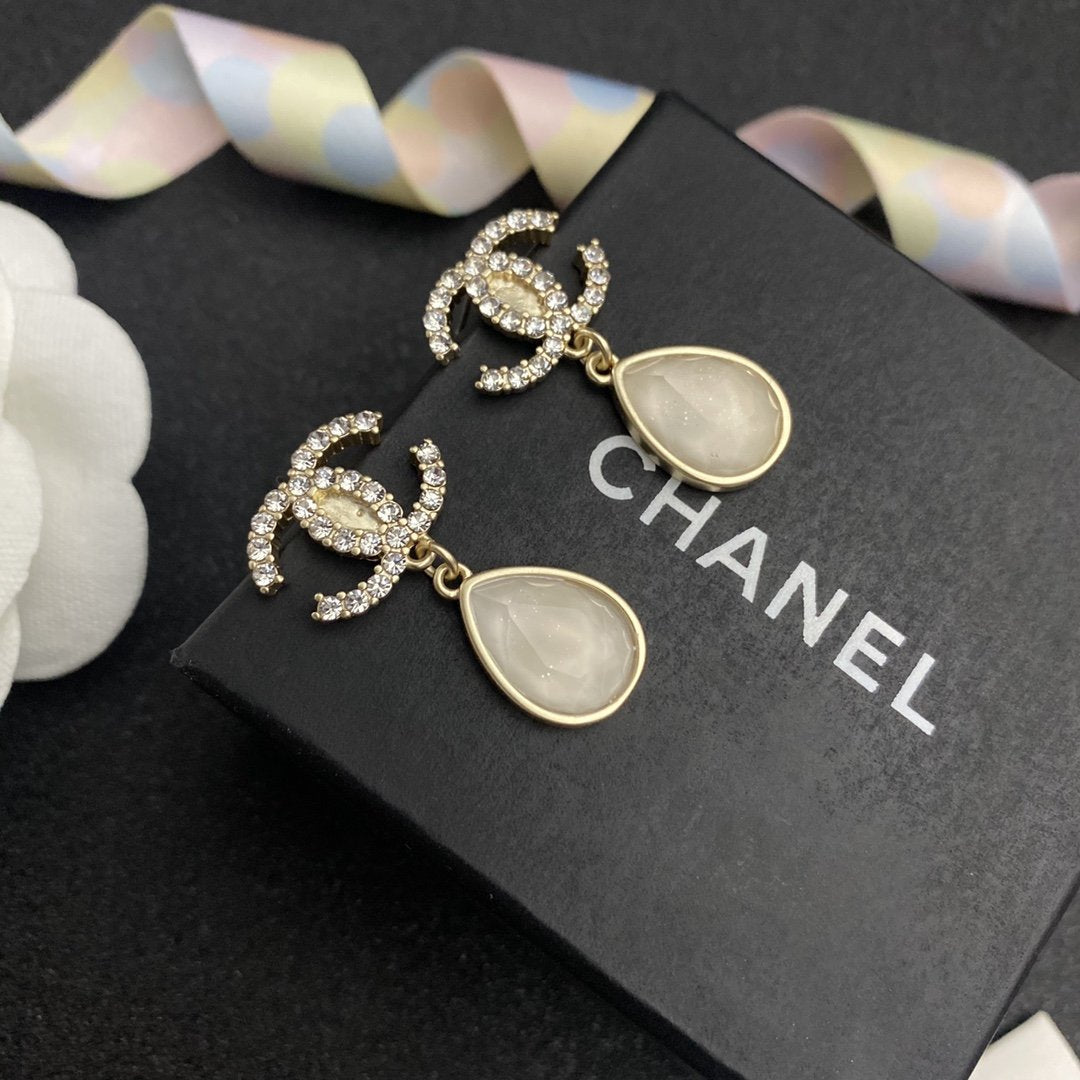 CHANEL Exquisite Rhinestone ice crystal earrings