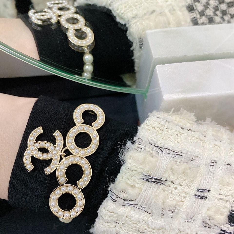 CHANEL Luxury Pearl Letter Bracelet