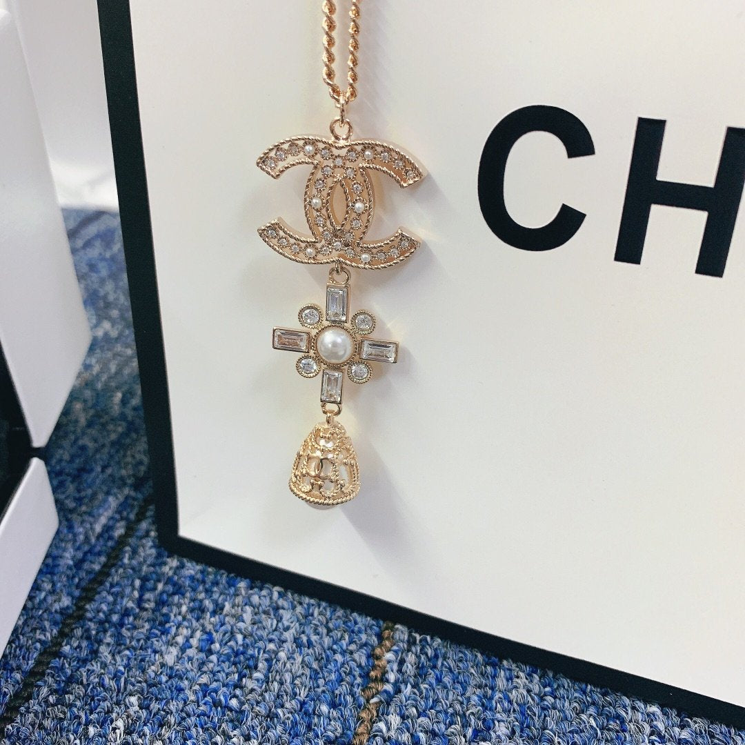 CHANEL Elegant Pearl Necklace