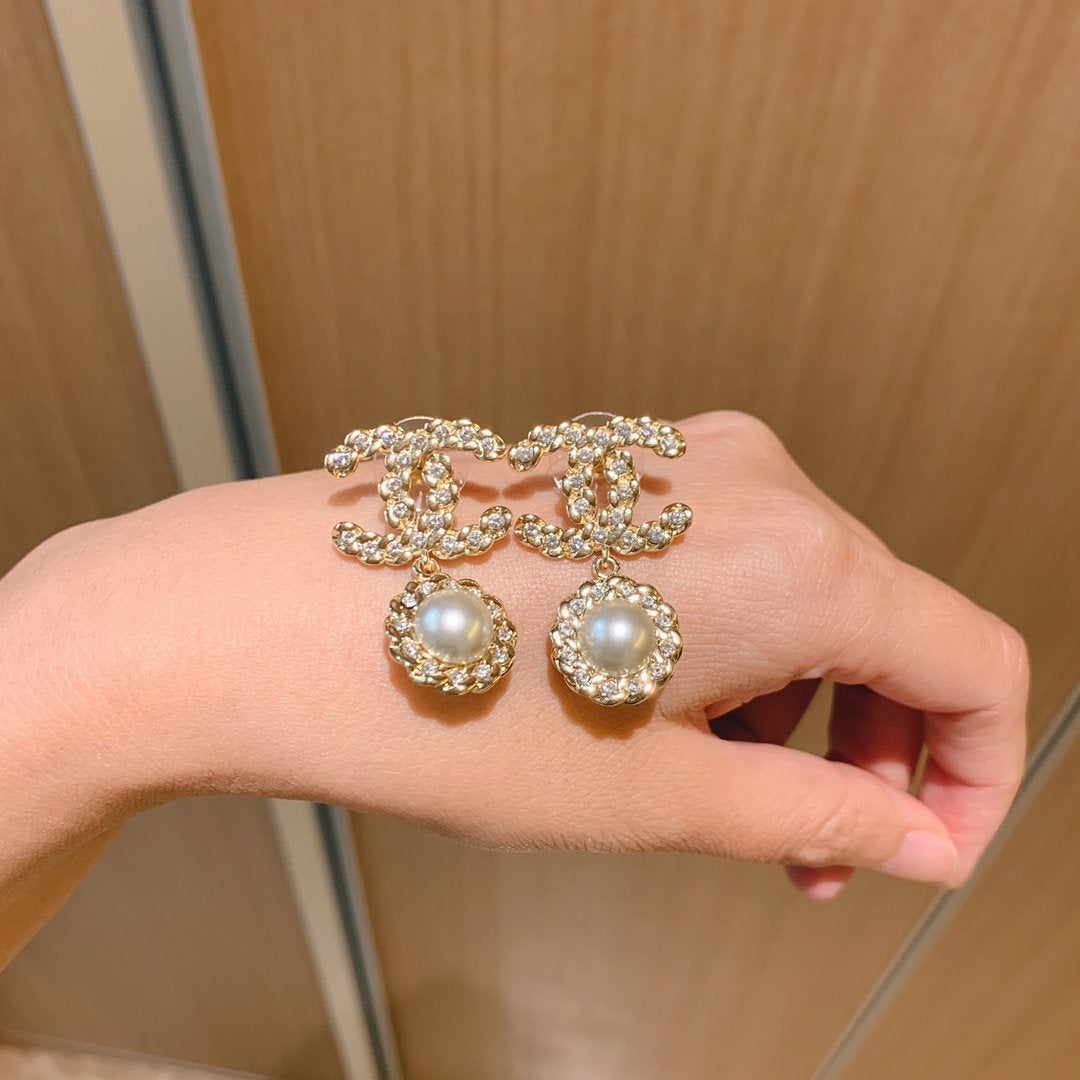 CHANEL Exquisite twine inlaid rhinestone pendant earrings