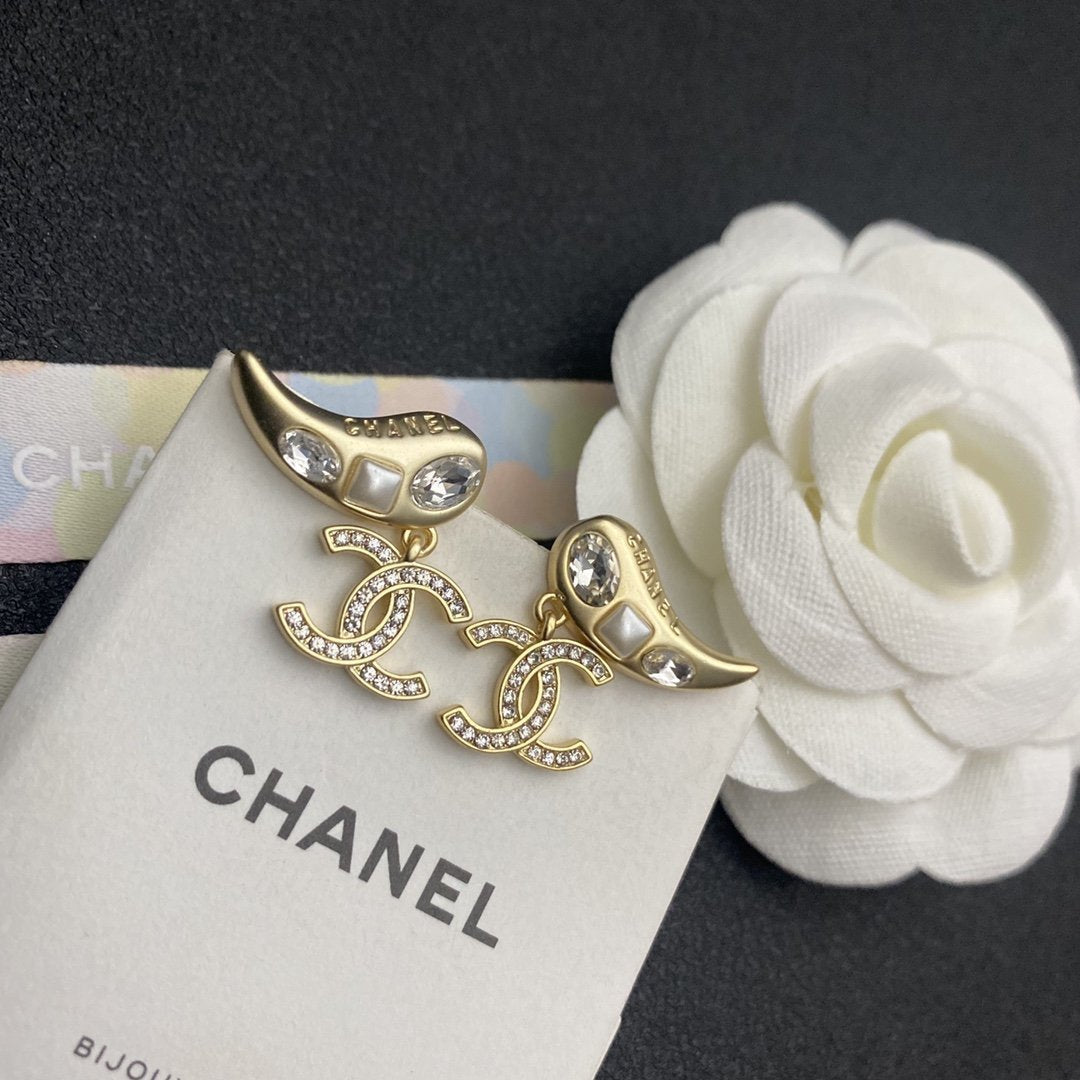 CHANEL regular cat eye earrings