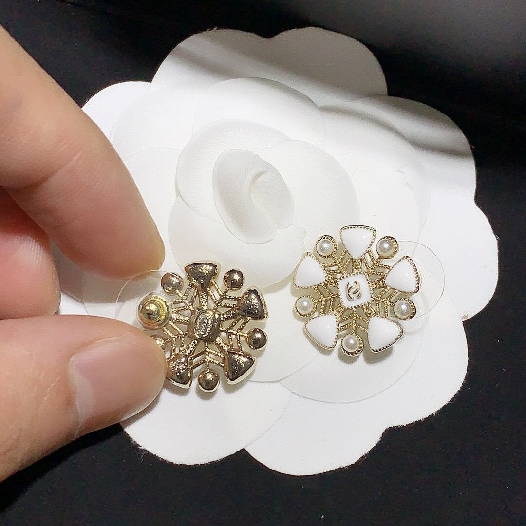 CHANEL Fashion Double C Flower Pearl Earrings