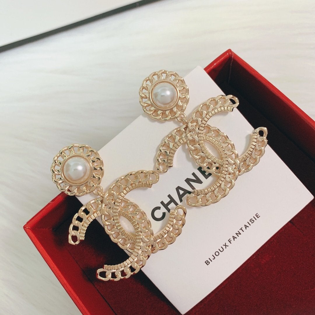 CHANEL Hollow Diamond Pearl Earrings