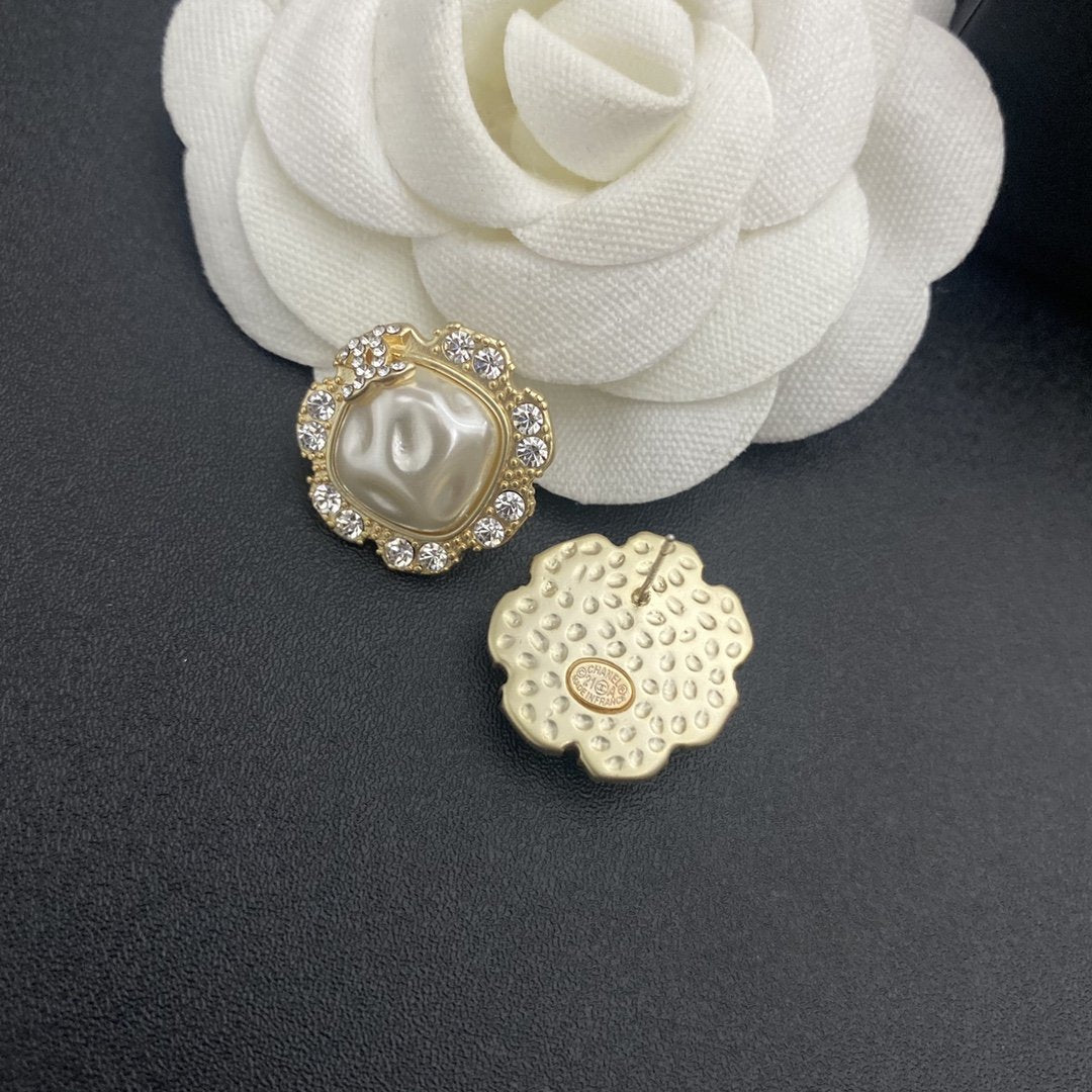 CHANEL Fashion irregular pearl rhinestone earrings