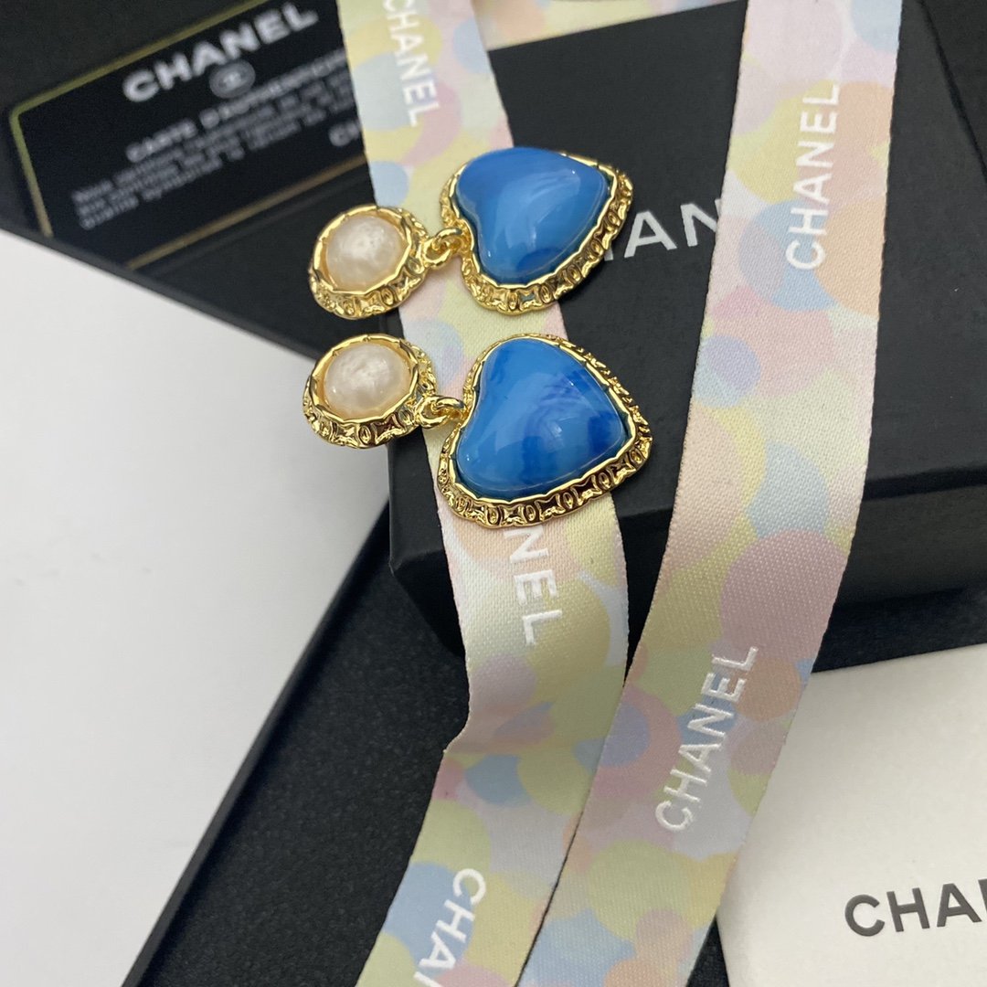CHANEL Candy Pearl Heart-shaped Stud Earrings