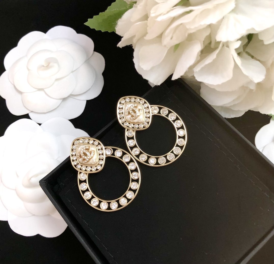 CHANEL Fashion round rhinestone earrings