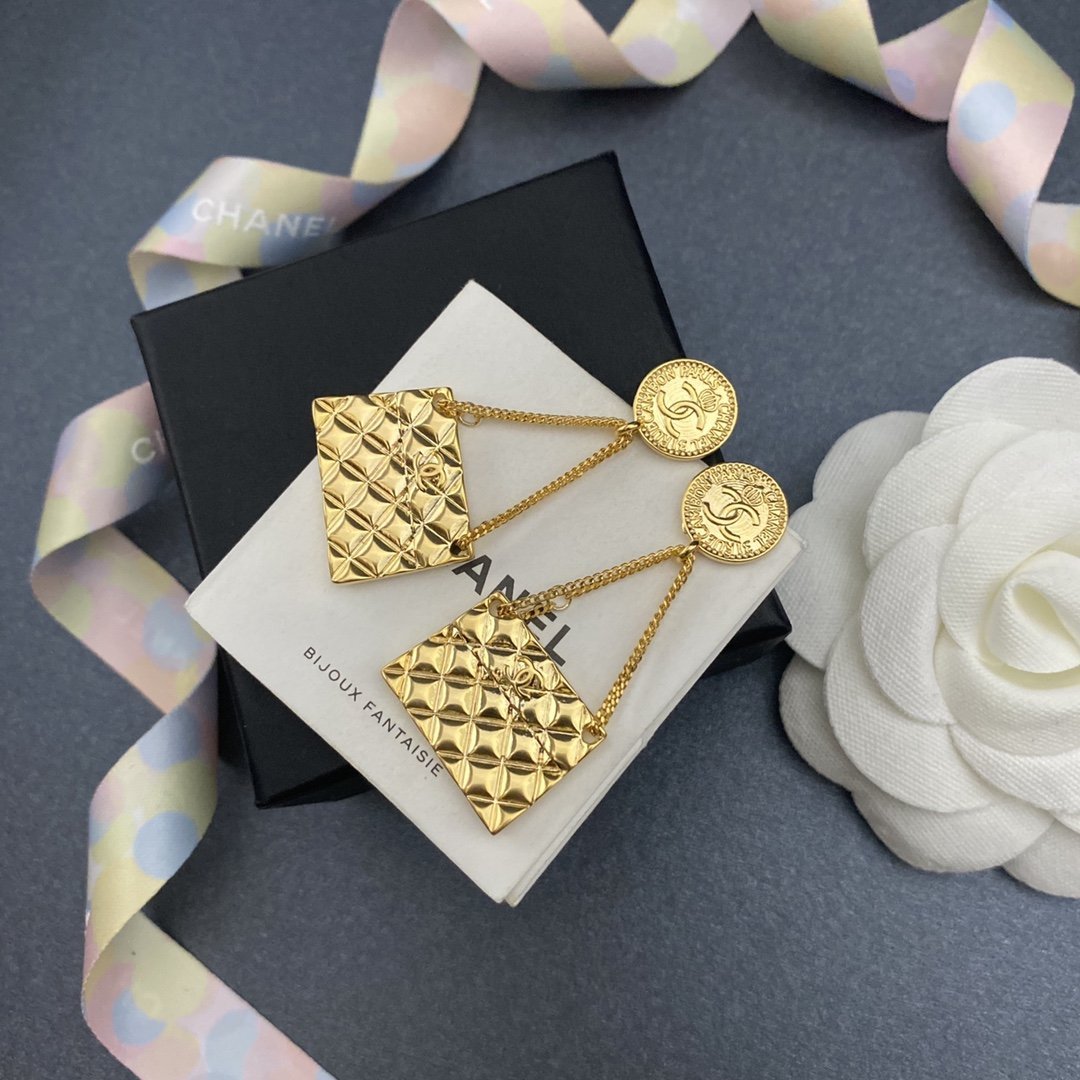 CHANEL Fashion bag pendant earrings