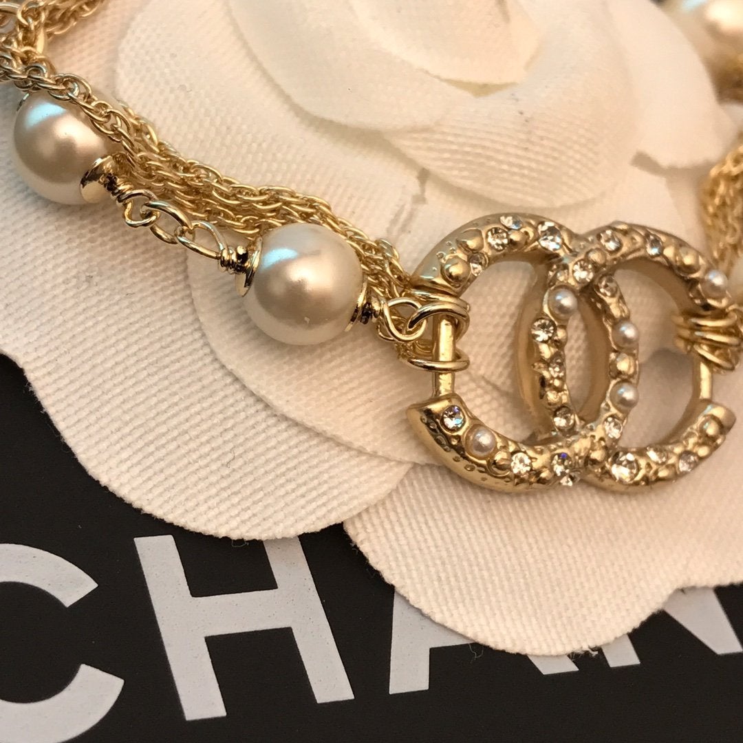 CHANEL White Resin Bead Luxury Short Bracelet