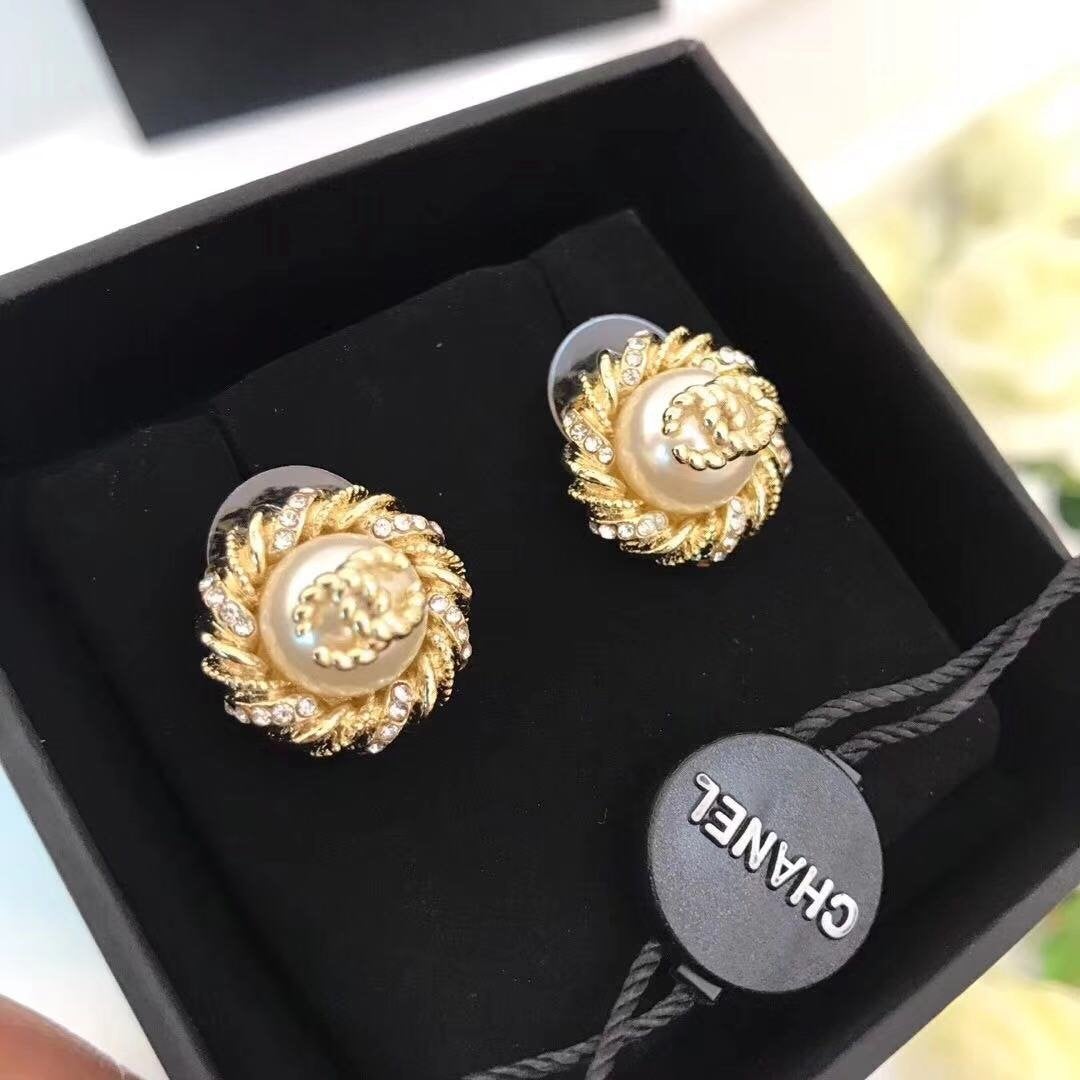 CHANEL Fashion twist earrings