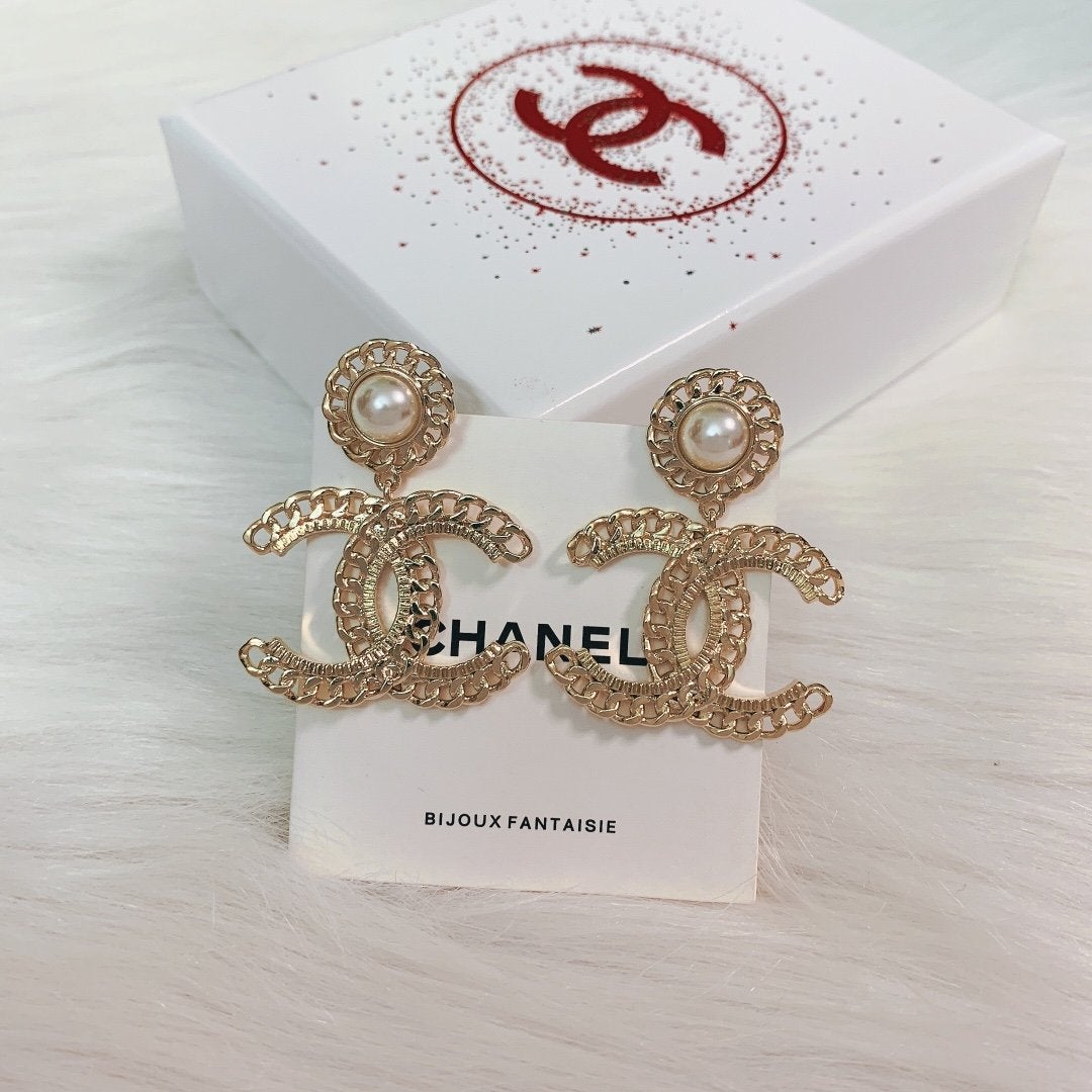 CHANEL Hollow Diamond Pearl Earrings