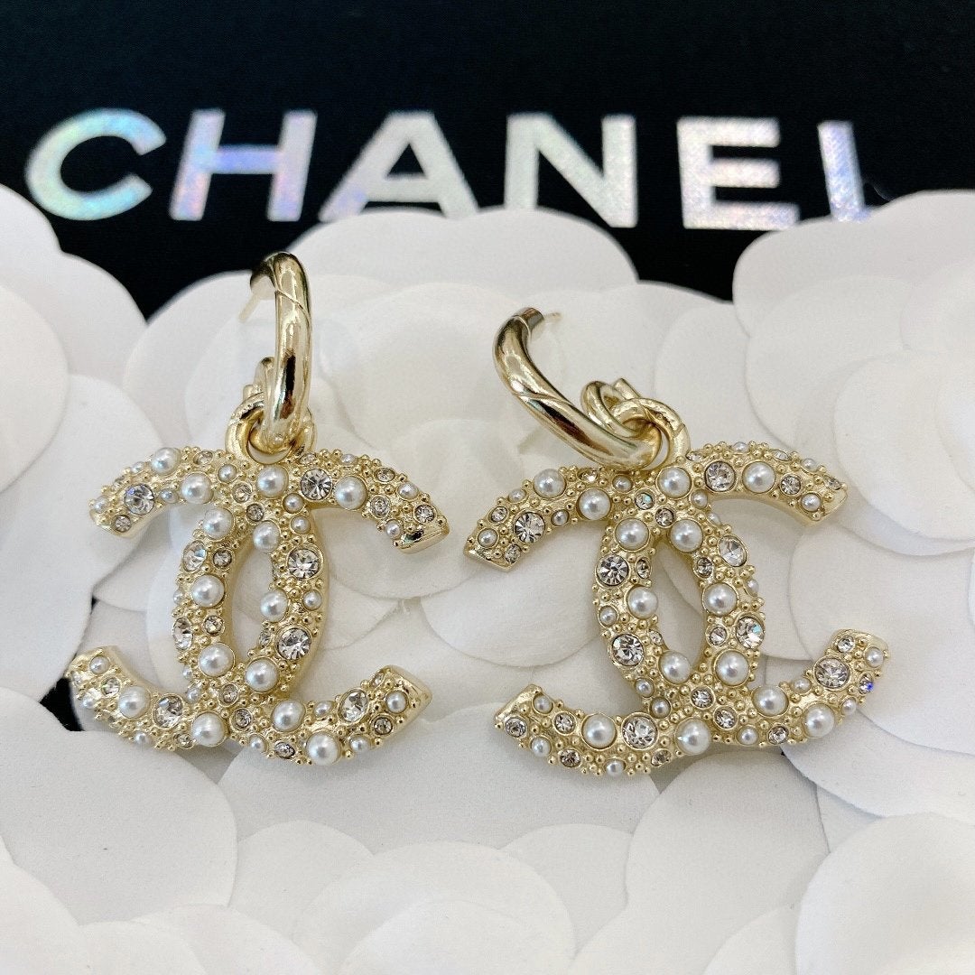 CHANEL exquisite rhinestone and pearl pendant earrings