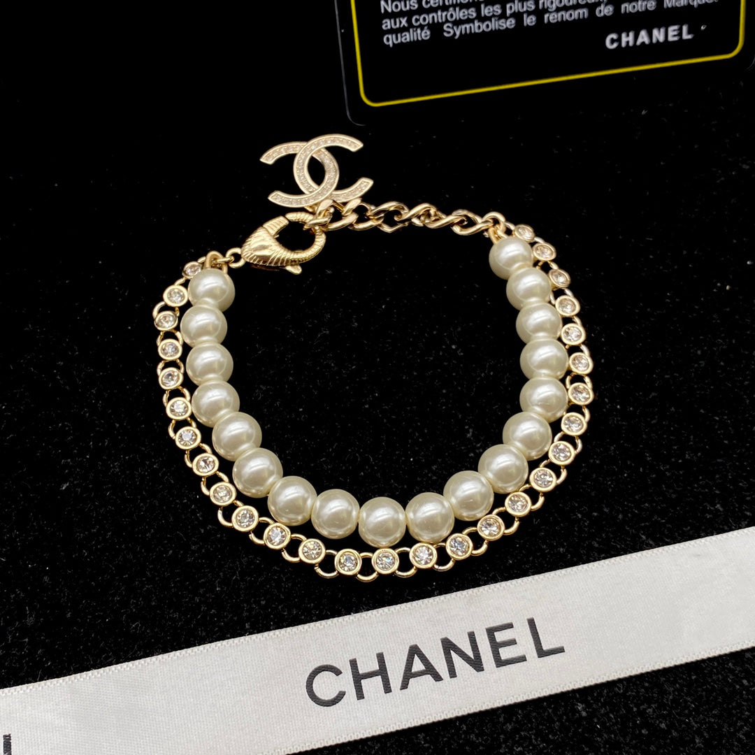 CHANEL Luxury pearl and diamond necklace + bracelet