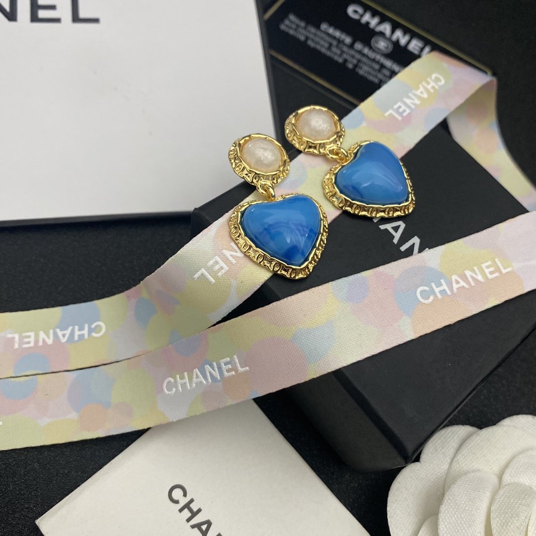 CHANEL Candy Pearl Heart-shaped Stud Earrings
