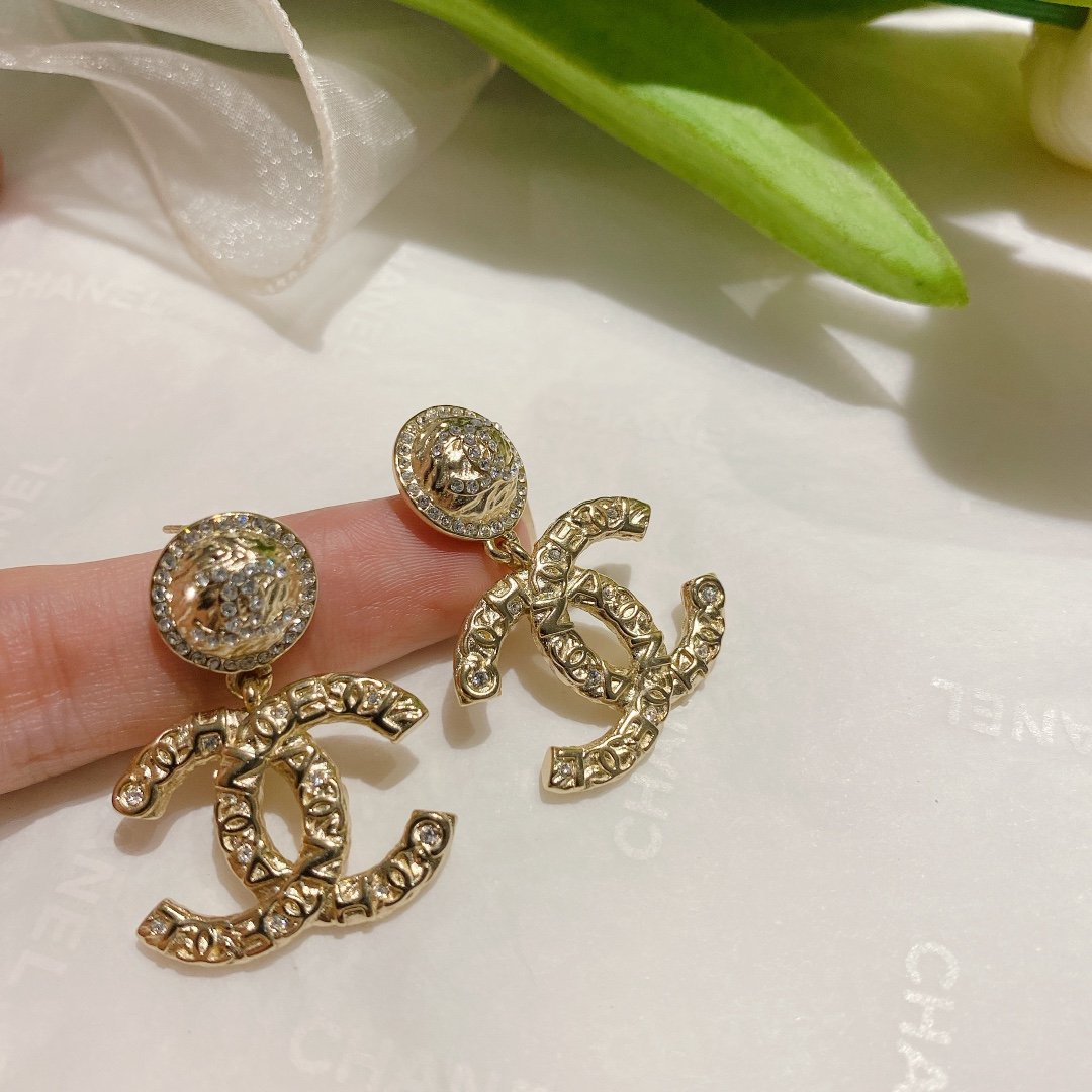 CHANEL Fashion Rhinestone Letter Engraved Double C Pendant Earrings
