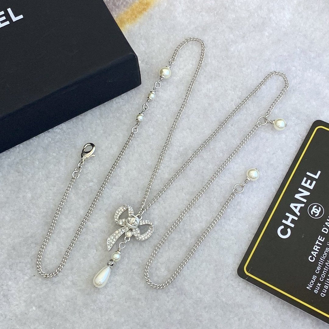 CHANEL  Bow Pearl Crystal Necklace