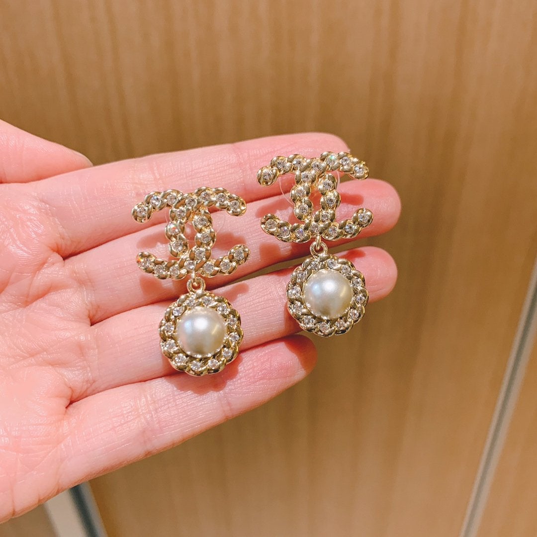 CHANEL Exquisite twine inlaid rhinestone pendant earrings