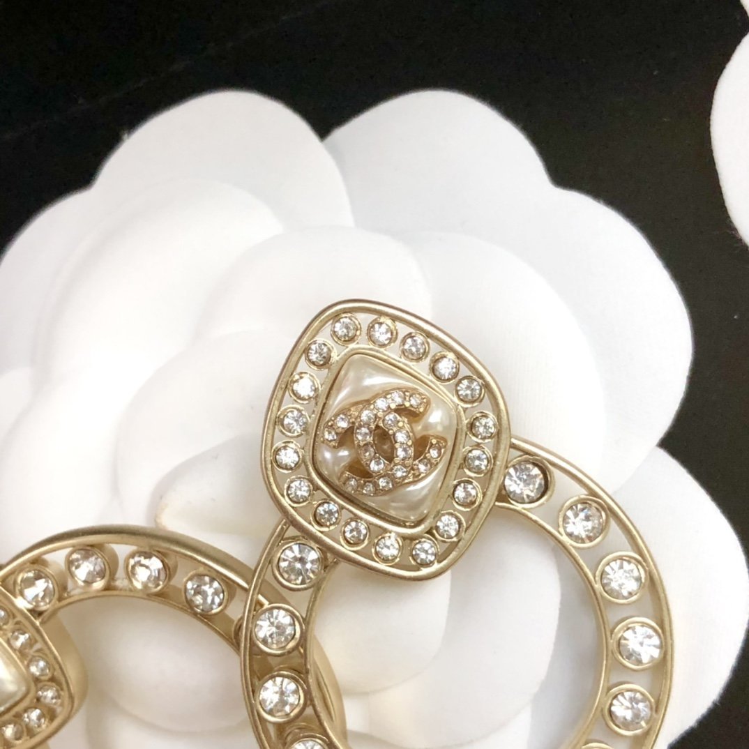 CHANEL Fashion round rhinestone earrings