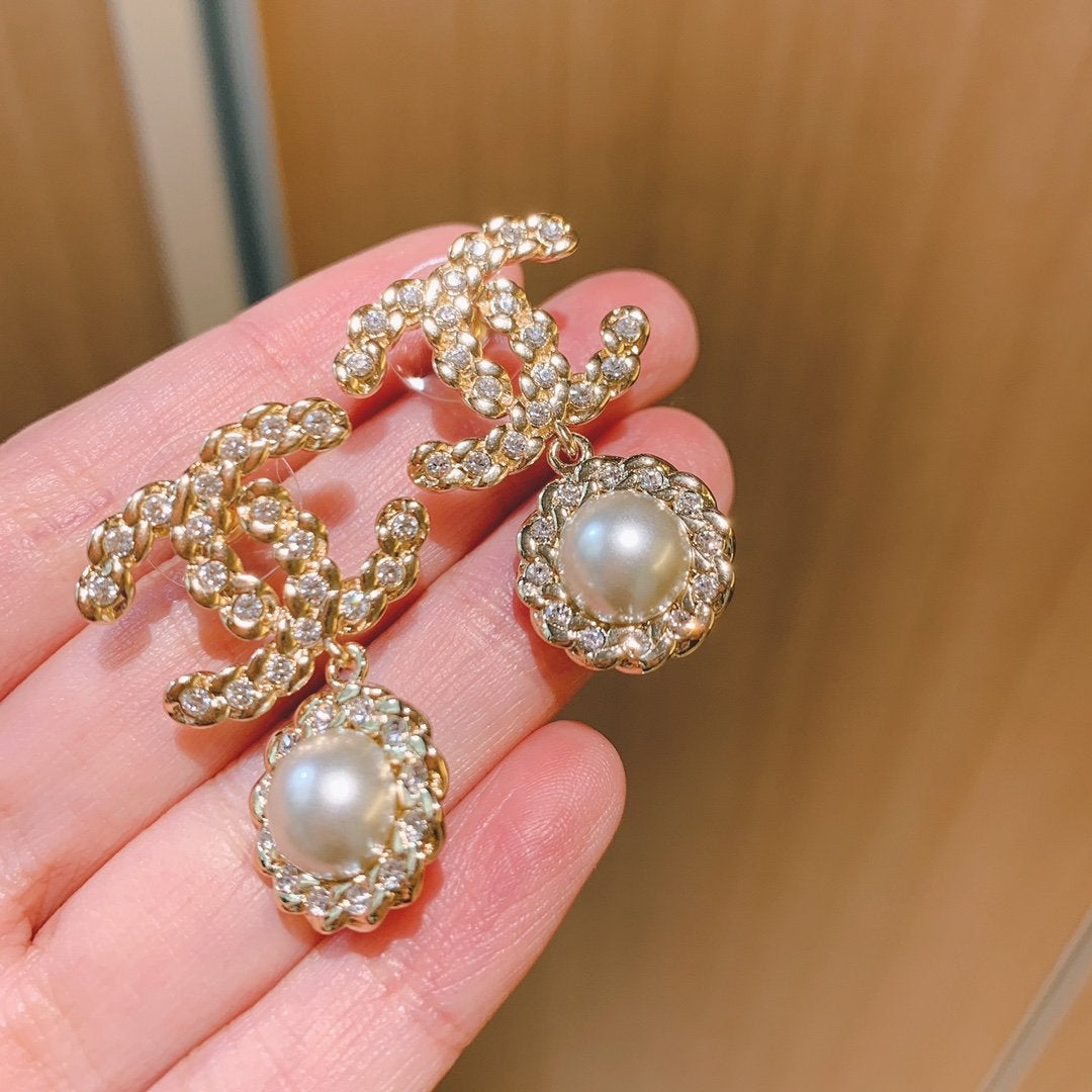 CHANEL Exquisite twine inlaid rhinestone pendant earrings