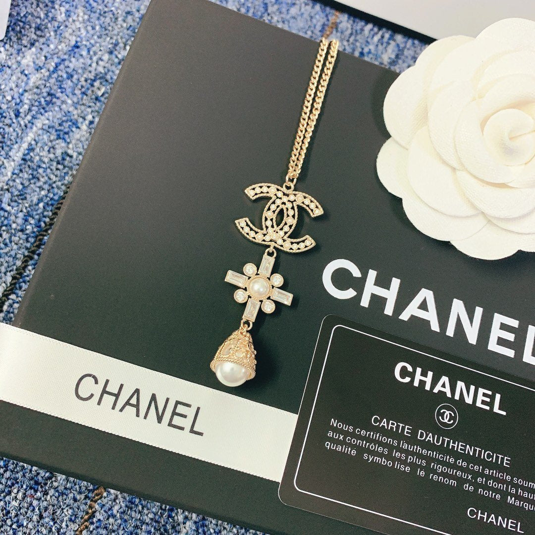 CHANEL Elegant Pearl Necklace