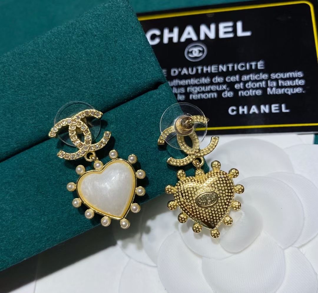 CHANEL Luxury love heart inlaid pearl earrings