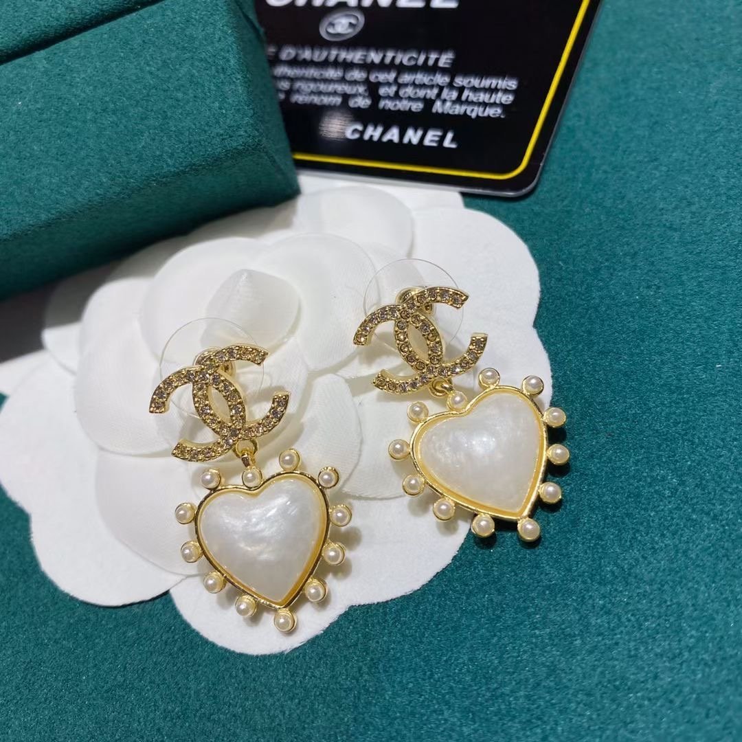 CHANEL Luxury love heart inlaid pearl earrings