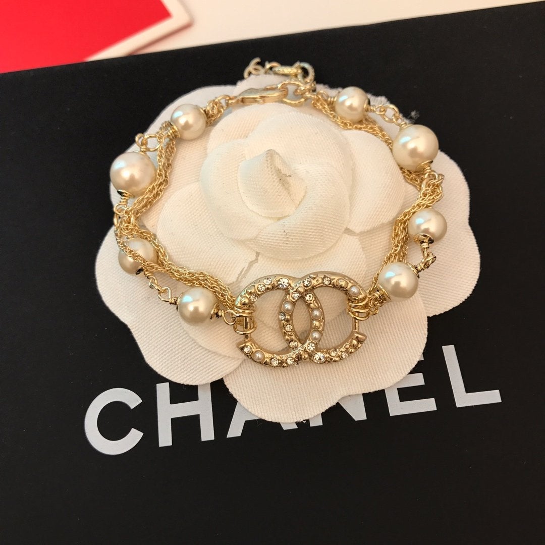 CHANEL White Resin Bead Luxury Short Bracelet
