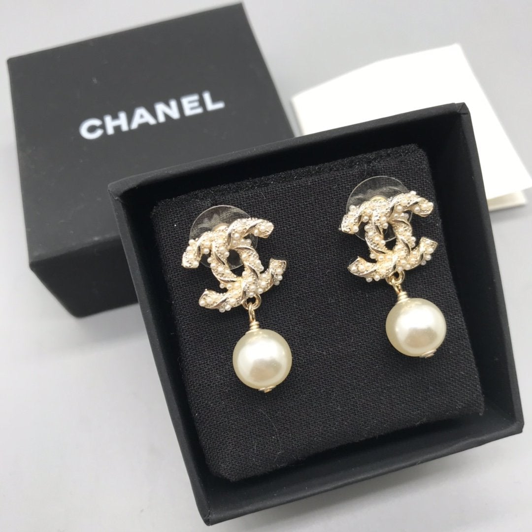 CHANEL Fashion luxury pearl pendant earrings