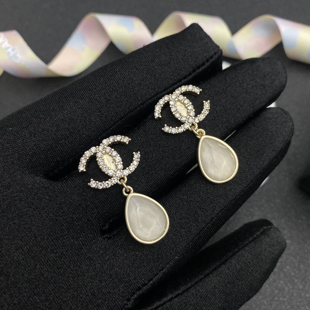 CHANEL Exquisite Rhinestone ice crystal earrings