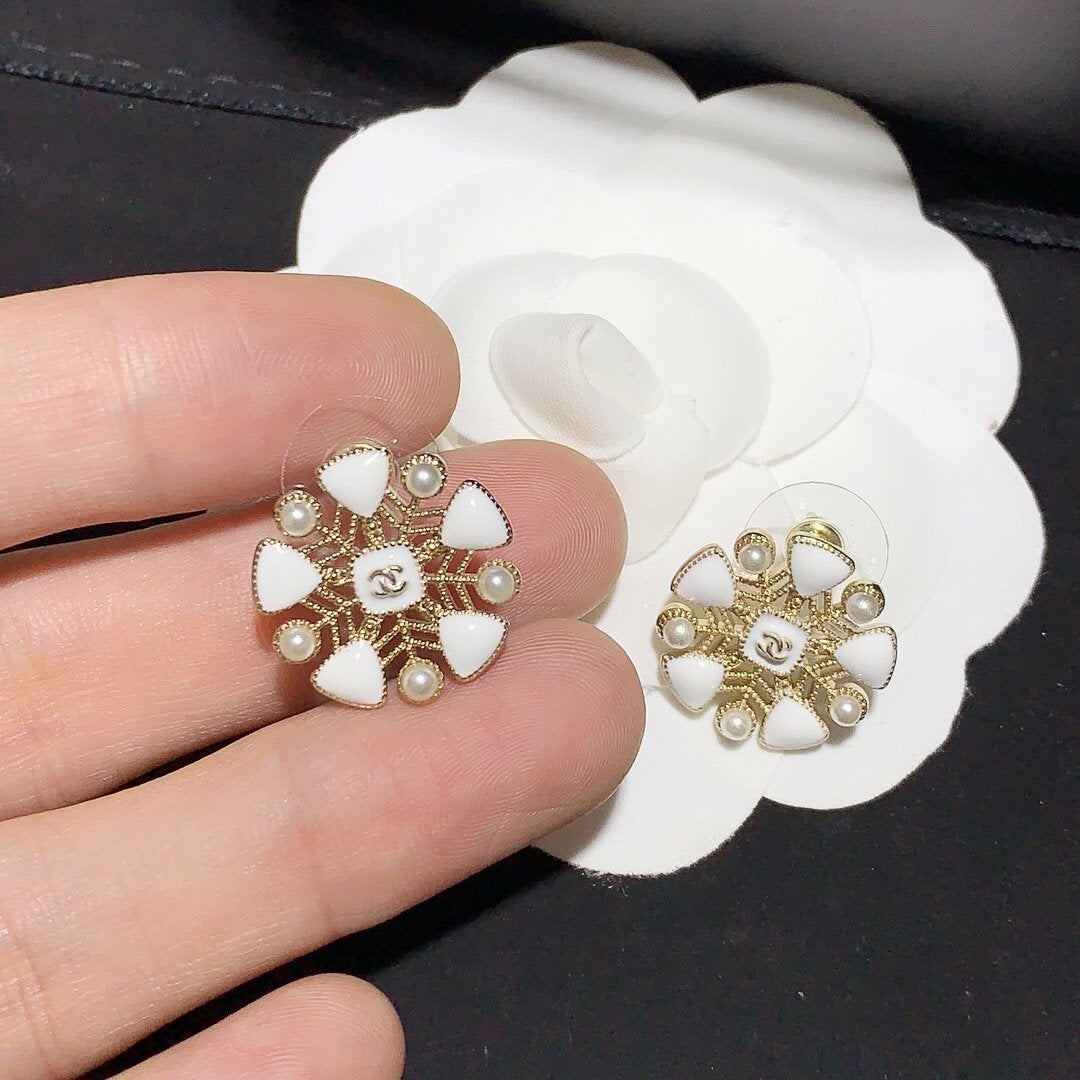 CHANEL Fashion Double C Flower Pearl Earrings