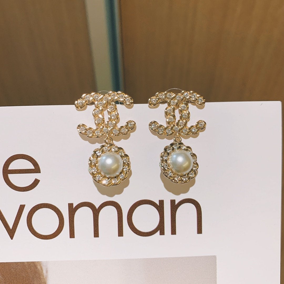 CHANEL Exquisite twine inlaid rhinestone pendant earrings
