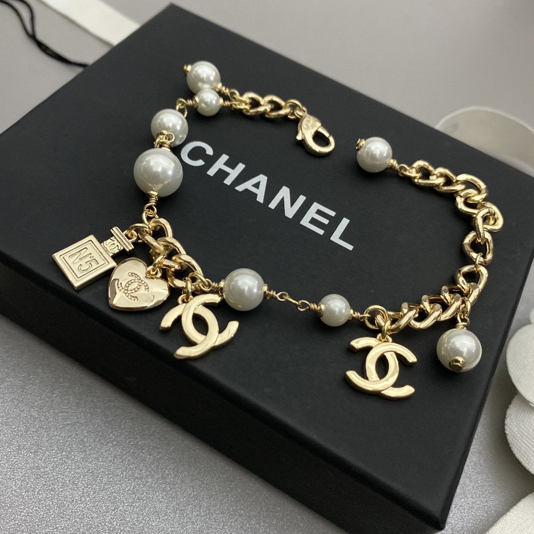 CHANEL Fashion Graphic Pearl Bracelet