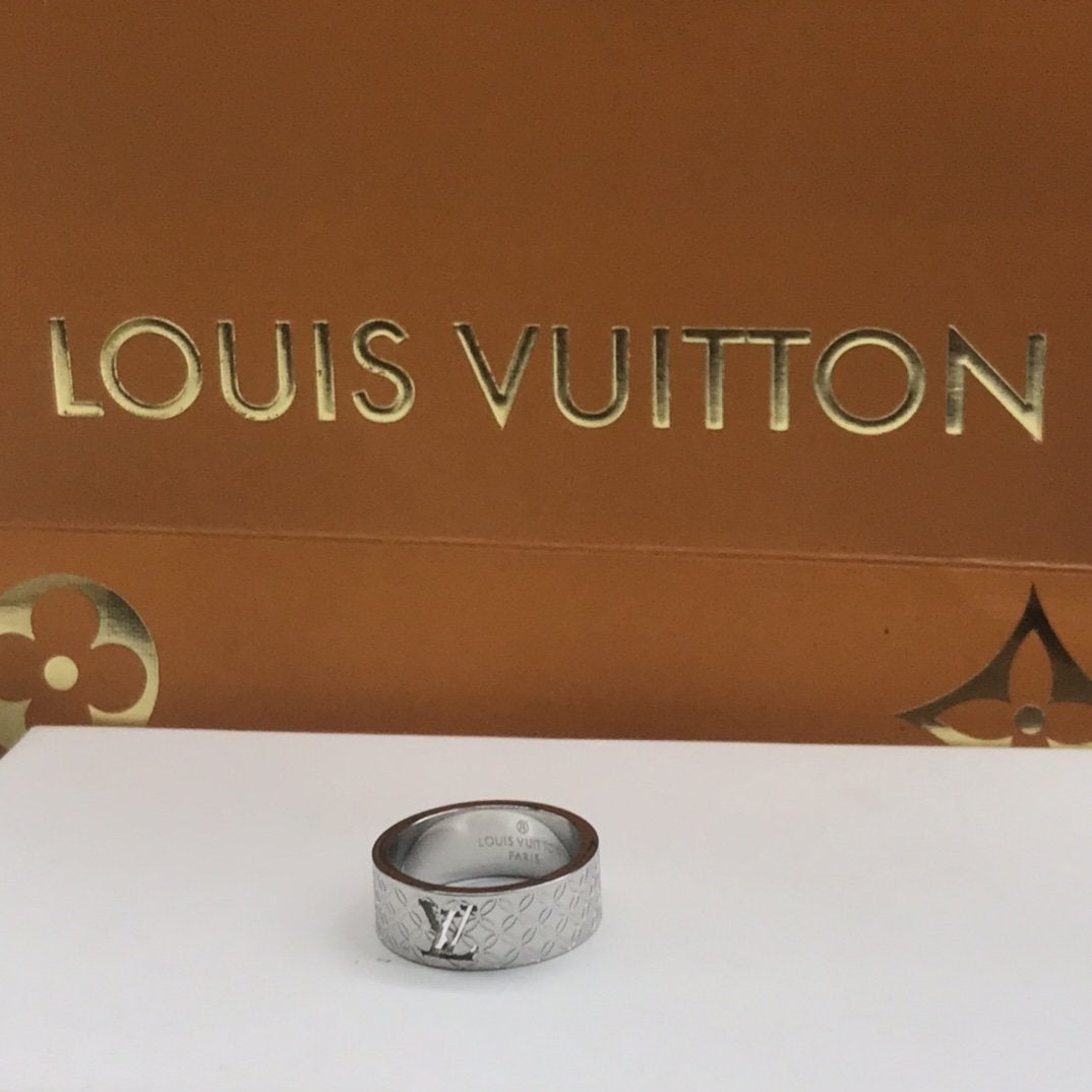 LV Fashionable hollow carved ring