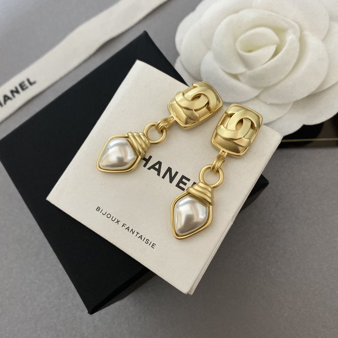 CHANEL Fashionable Simple Long Pendant Earrings