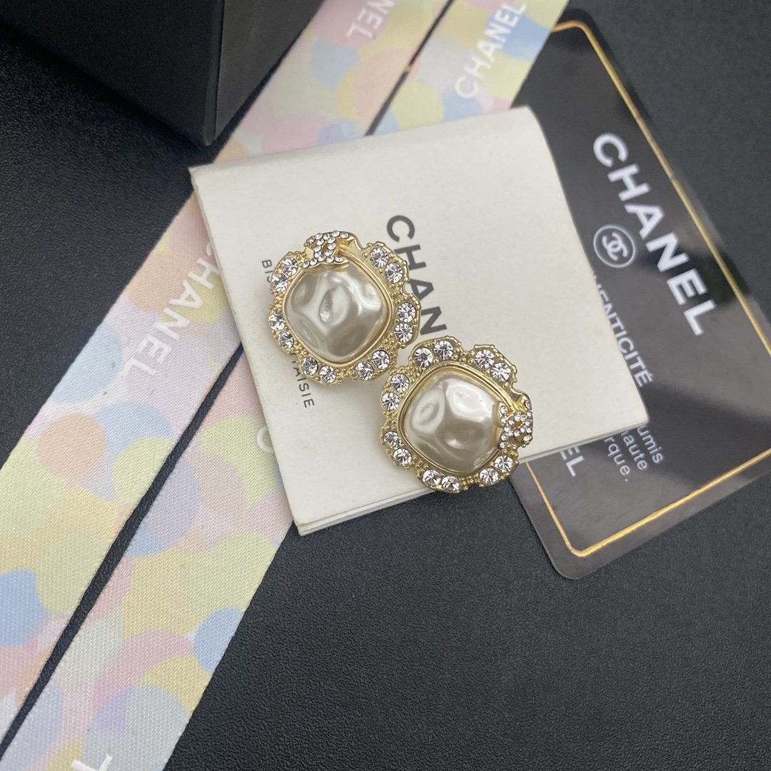 CHANEL Fashion irregular pearl rhinestone earrings