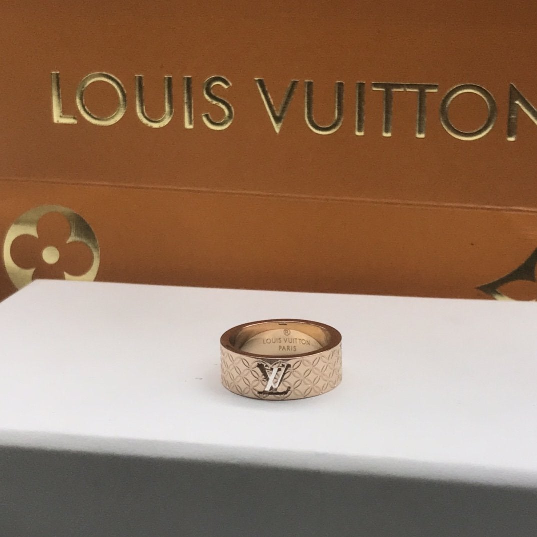 LV Fashionable hollow carved ring