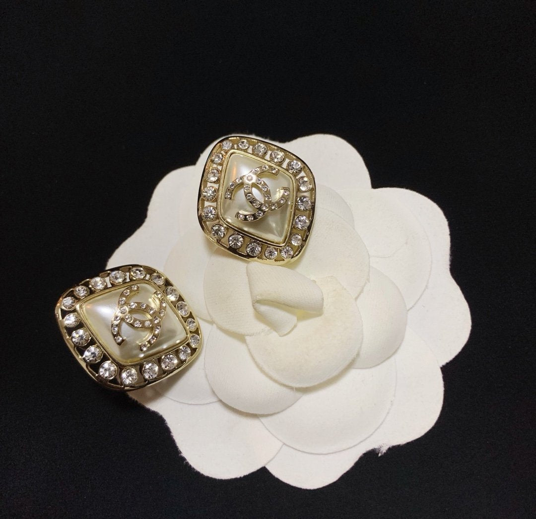 CHANEL Fashion Double C Diamond Pearl Earrings