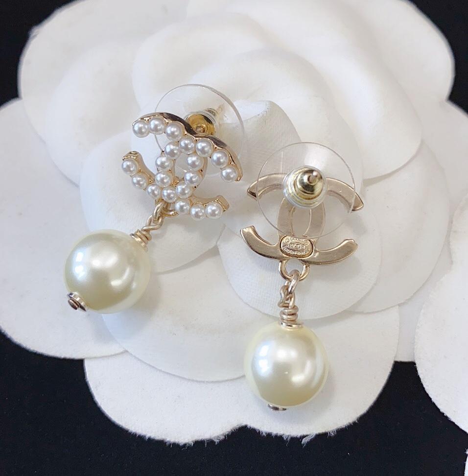 CHANEL Fashion Pearl Pendant Earrings