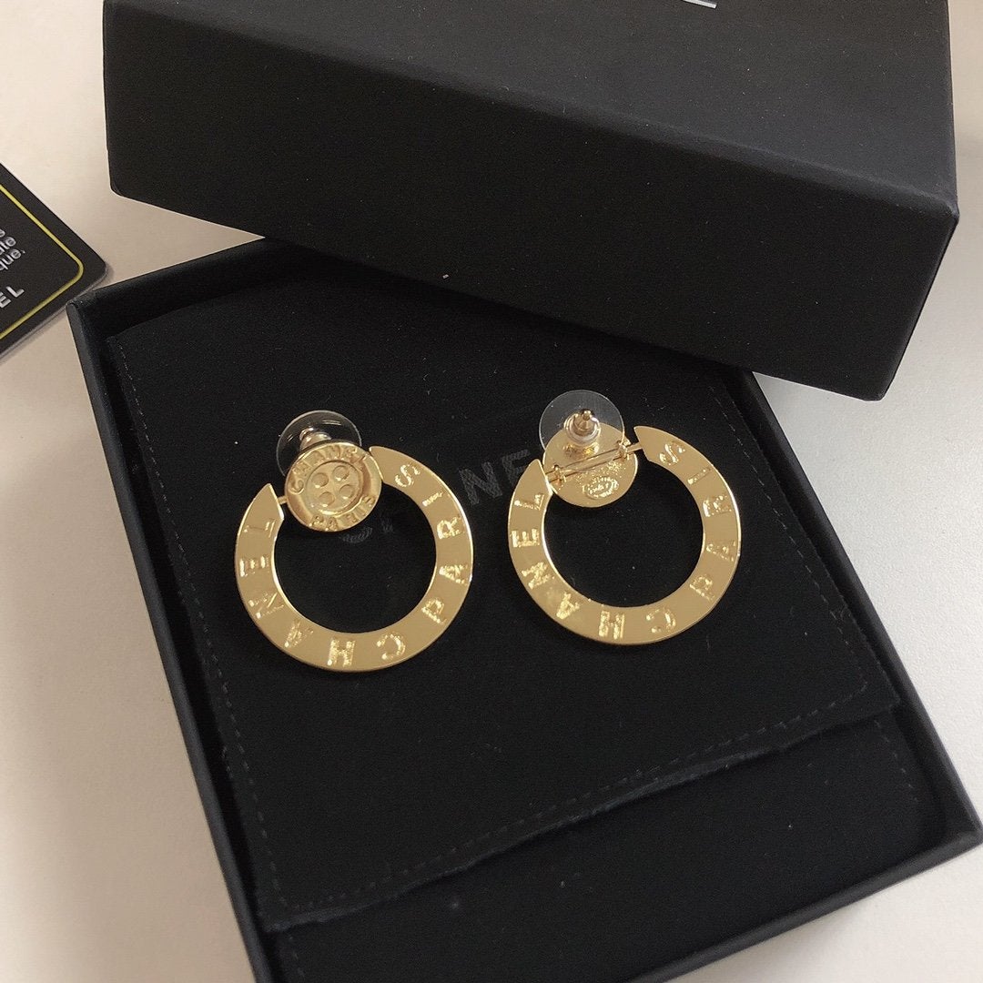 CHANEL Simple button letter pendant earrings