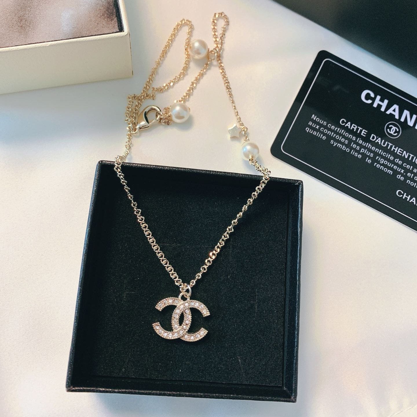 CHANEL New Hollow Rhinestone Pearl Necklace