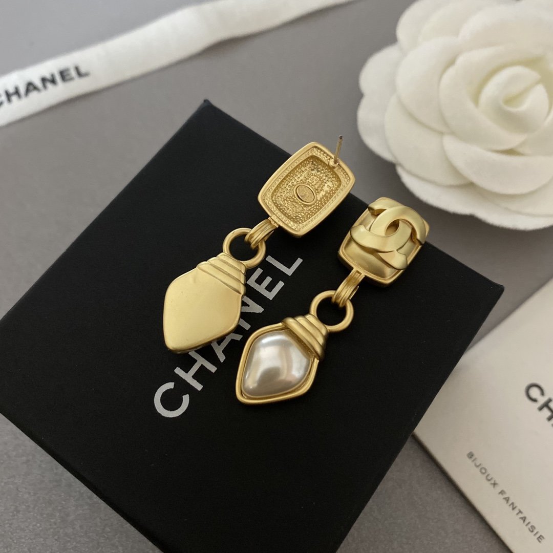 CHANEL Fashionable Simple Long Pendant Earrings