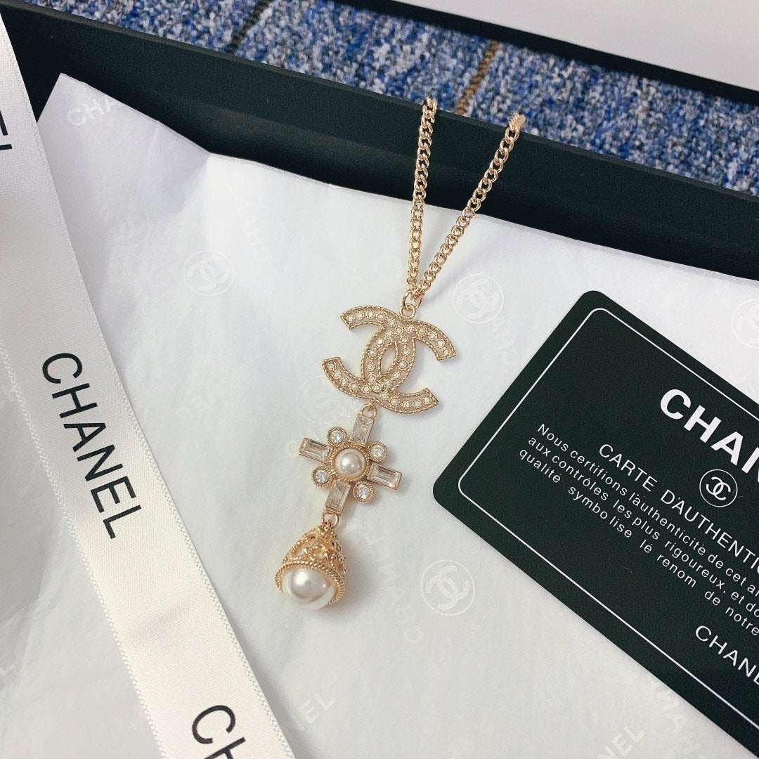 CHANEL Elegant Pearl Necklace