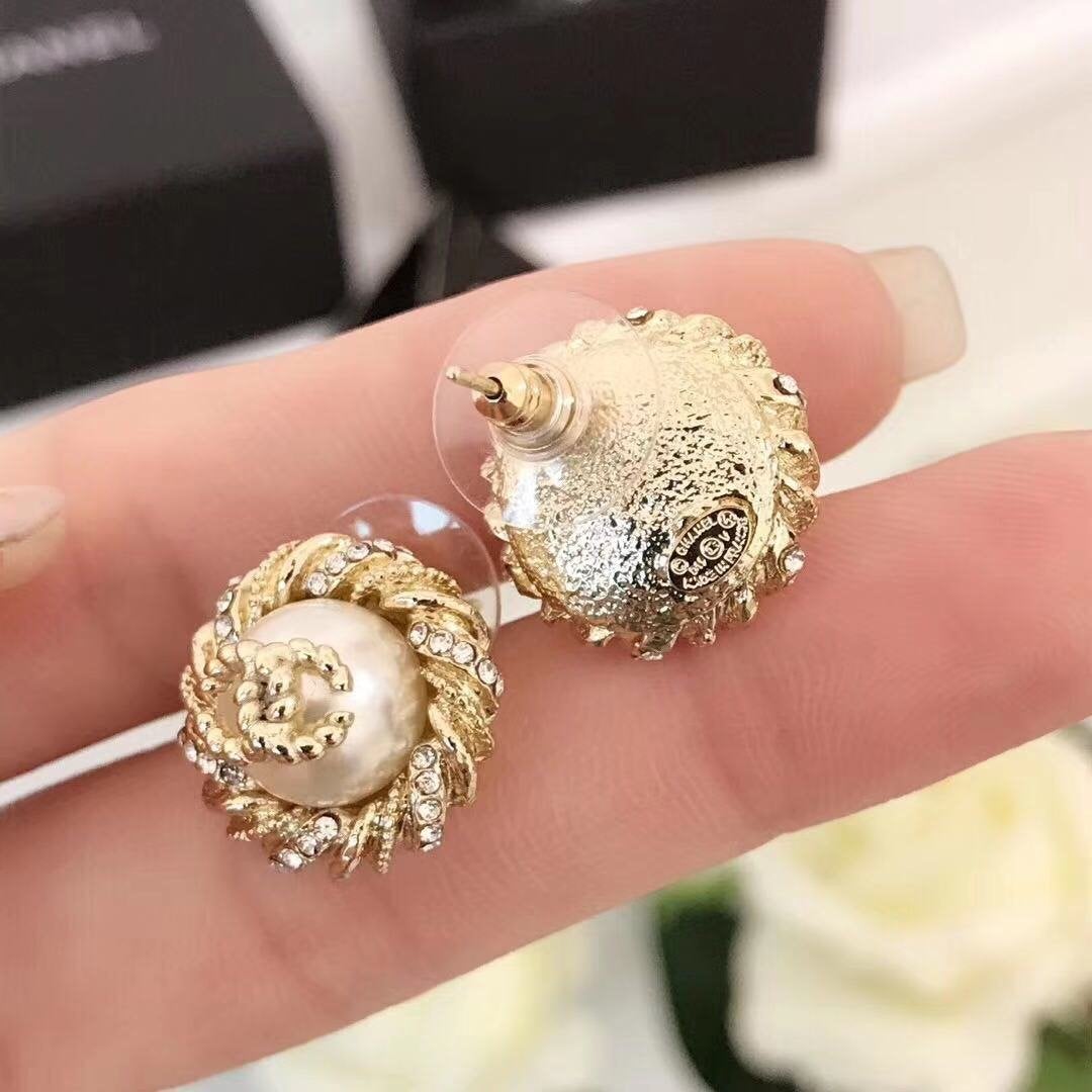 CHANEL Fashion twist earrings