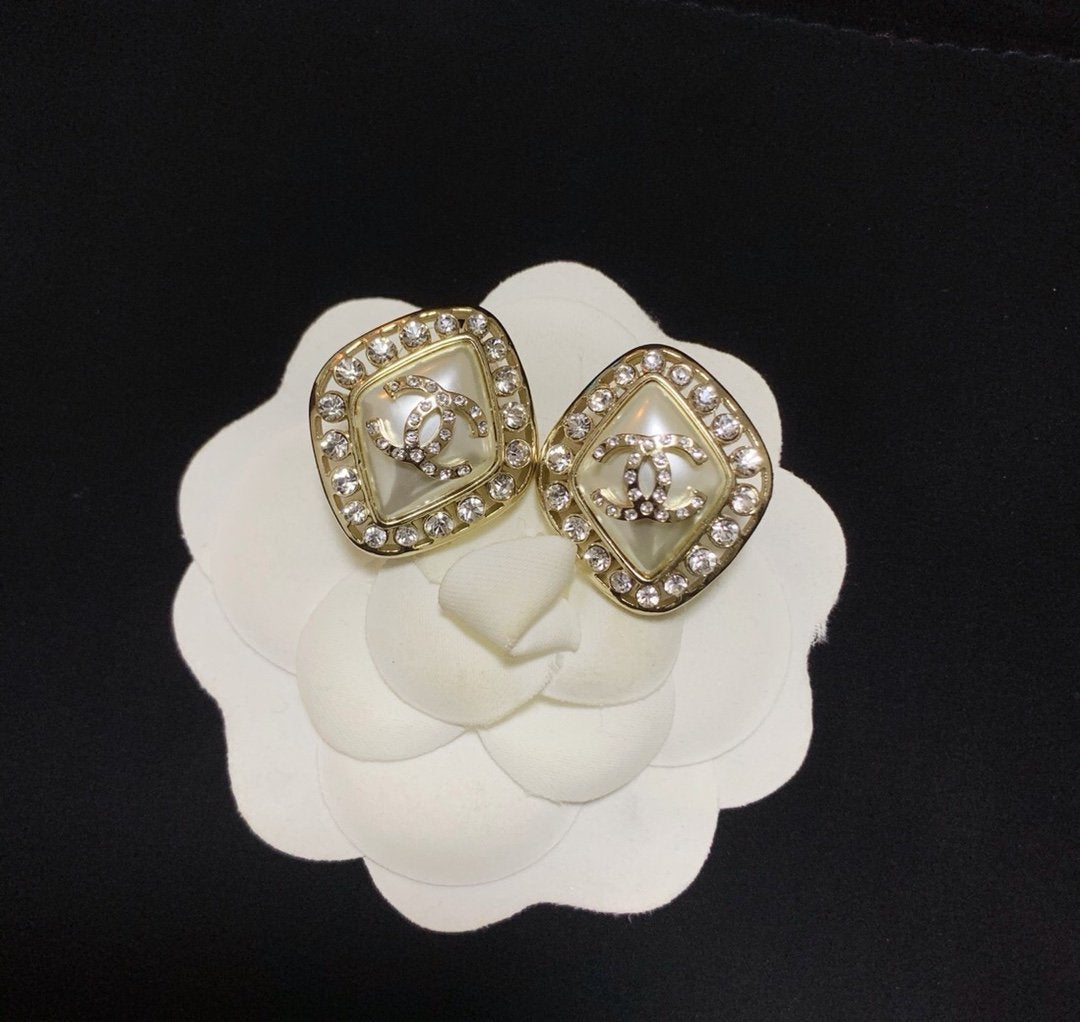 CHANEL Fashion Double C Diamond Pearl Earrings