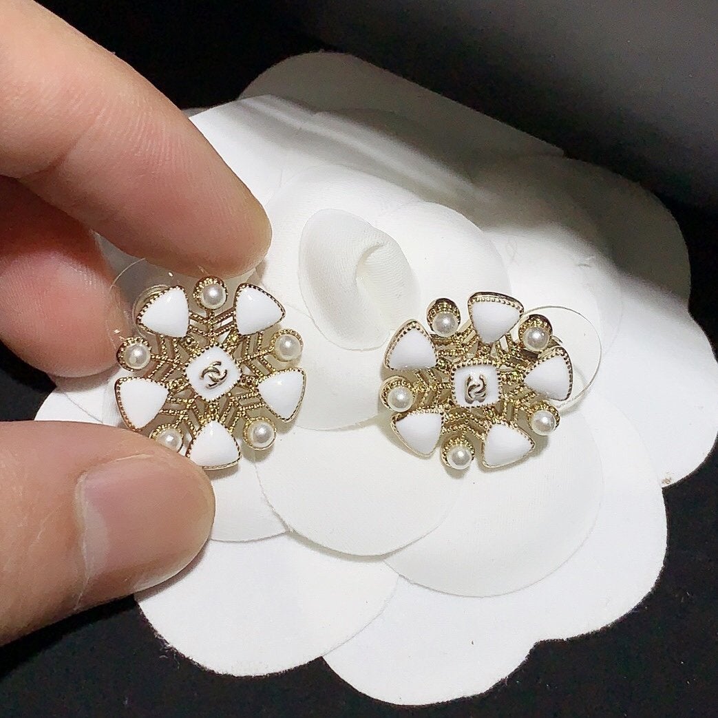 CHANEL Fashion Double C Flower Pearl Earrings