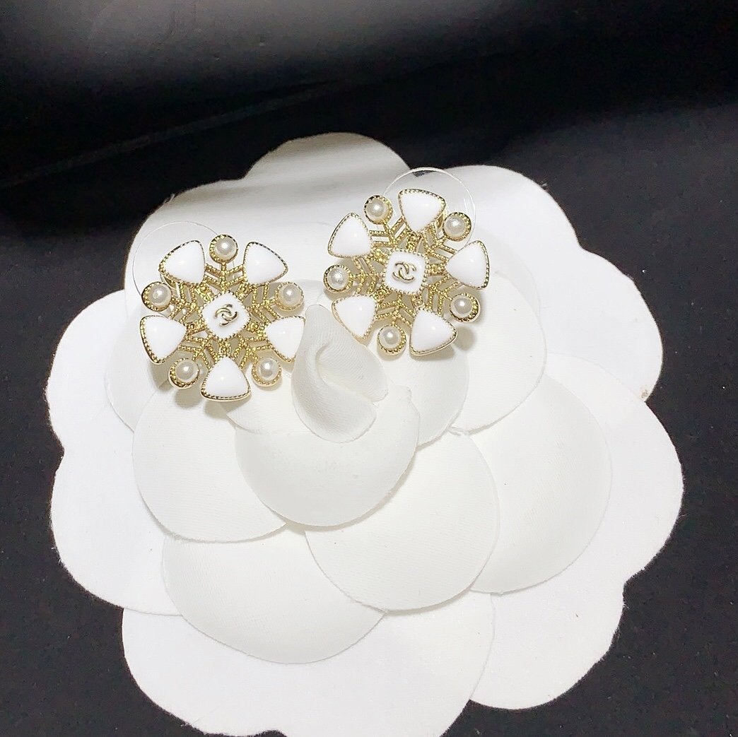 CHANEL Fashion Double C Flower Pearl Earrings