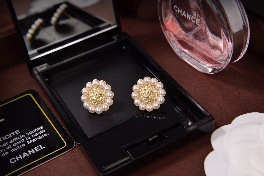 CHANEL Luxury Sunflower Pearl Stud Earrings