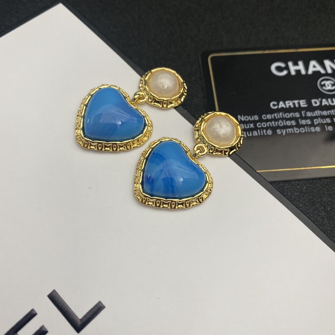 CHANEL Candy Pearl Heart-shaped Stud Earrings